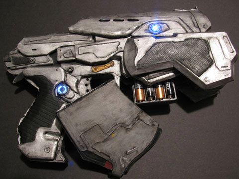 Replika broni w sam raz dla fanów Gears of War 3