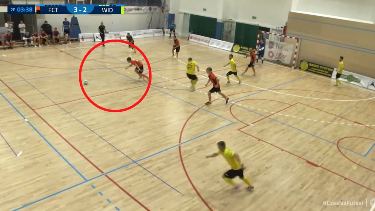 Zdjęcie okładkowe artykułu: YouTube / Futsal Ekstraklasa / Maksymilian Lewandowski trafił do pustej bramki