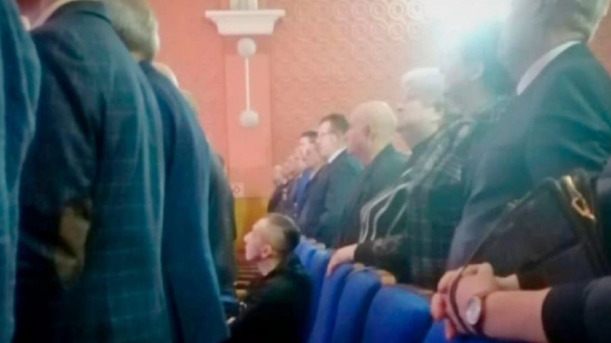 Polityk nie wstał do hymnu.