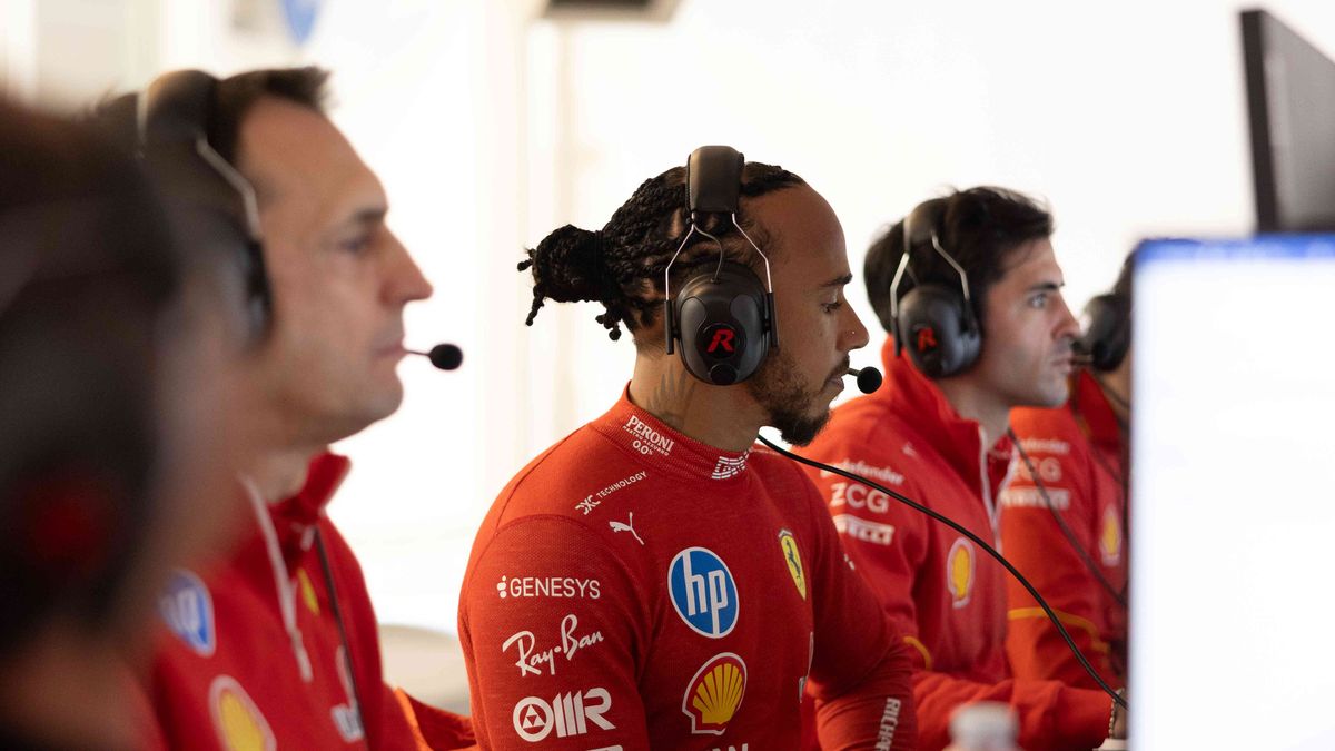 Materiały prasowe / Ferrari / Na zdjęciu: Lewis Hamilton w pracy z inżynierami