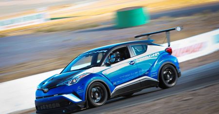 Przyszłość należy do crossoverów. Toyota C-HR jako... pogromca supersamochodów