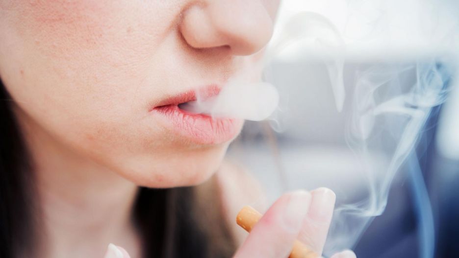 Dzieci zaczynają pić i palić wcześniej, jeśli rodzice są nieobecni w ich życiu