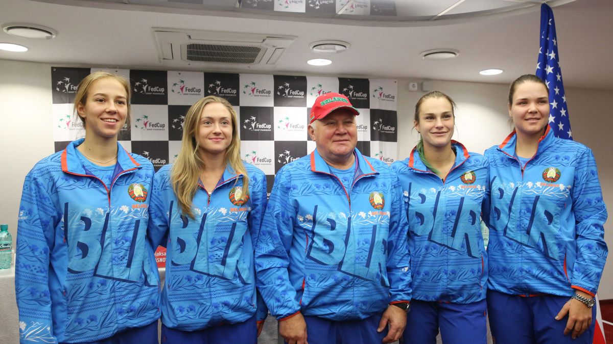 PAP/EPA / TATYANA ZENKOVICH / Na zdjęciu od lewej: Wiera Łapko, Alaksandra Sasnowicz, Edward Dubrow, Aryna Sabalenka, Lidzia Marozawa