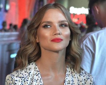 Korzysta z ferii. W takim stroju wkroczyła na stok