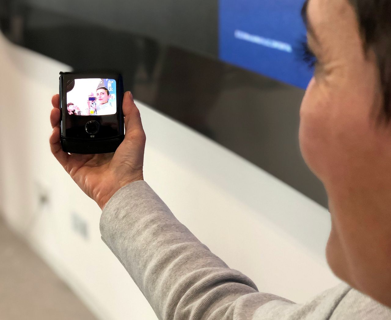 Motorola razr pozwala zrobić selfie aparatem głównym