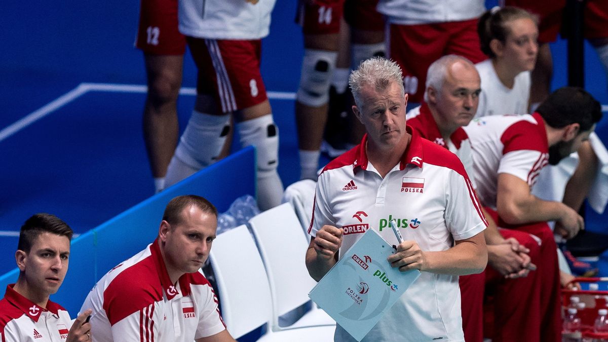 trener reprezentacji Polski Vital Heynen (w środku) podczas meczu grupy J mistrzostw świata siatkarzy z Włochami