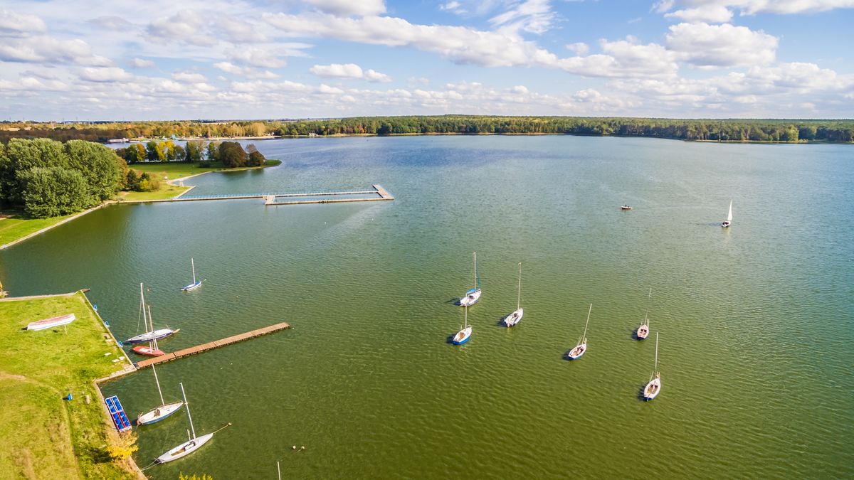 Pogoda jezioro Mazury łódki żaglówki wakacje słońce