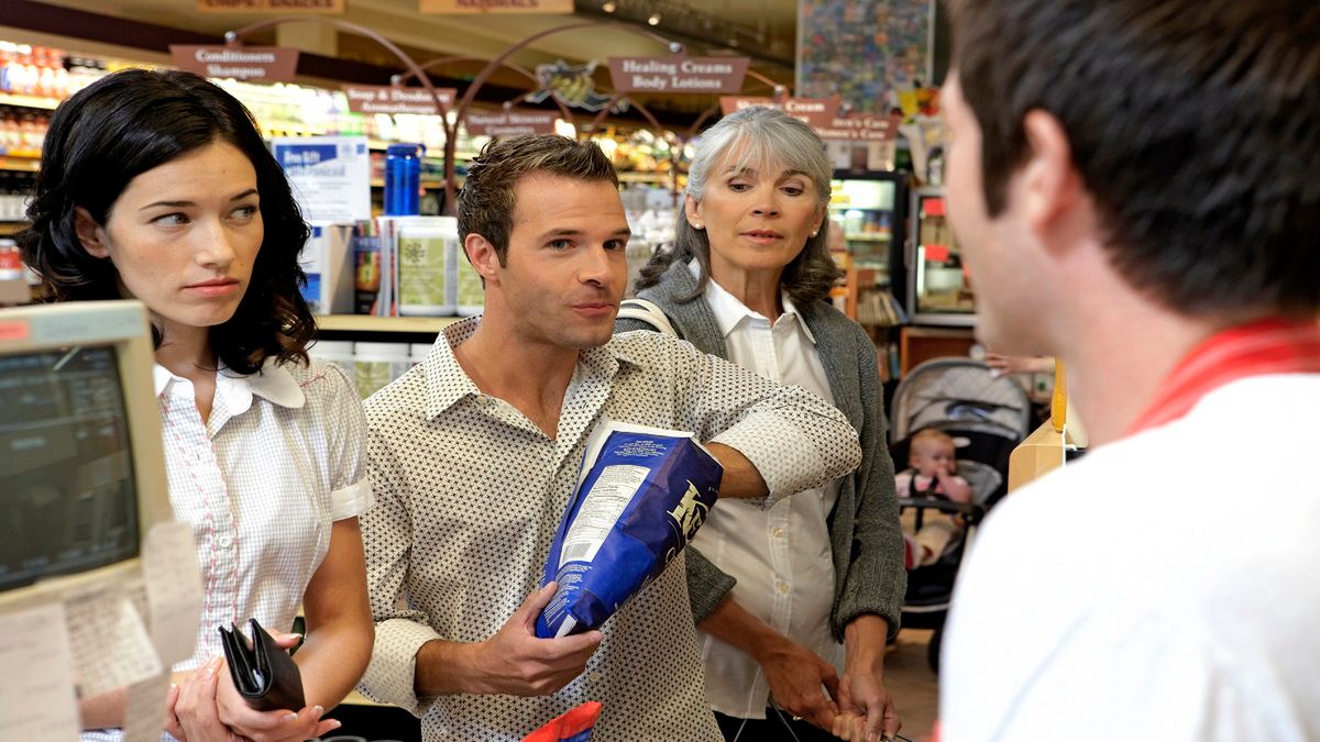 Produkty w sklepie - czy można je otwierać? Fot. Gettyimages