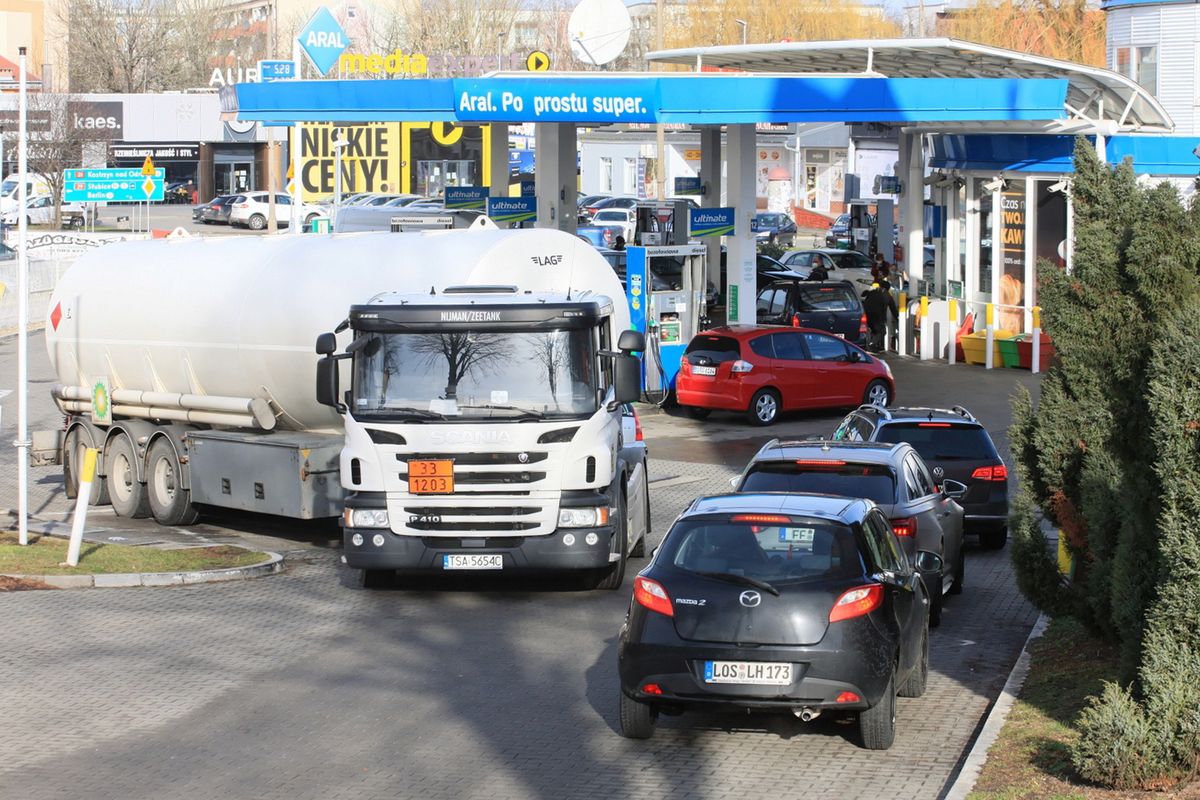 Przy aktualnych cenach paliw Niemcy chętnie tankują samochody w Polsce. Na zdjęciu stacja w Słubicach 