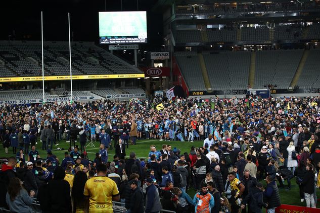 Kibice po meczu Auckland Blues - Wellington Hurricanes, który obejrzało z trybun 41 tysięcy kibiców (fot. Getty Images)