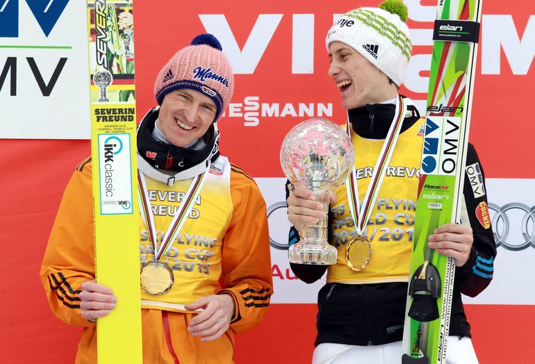 Po niezwykle emocjonującym finiszu sezonu, w 2015 r. w PŚ triumfował Severin Freund (po lewej). Peter Prevc (po prawej) musiał się zadowolić jedynie "małą" Kryształową Kulą za loty narciarskie