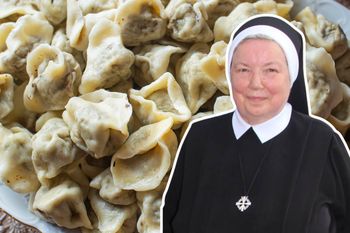 Siostra Anastazja nigdy nie pomija jednej czynności. Dzięki temu uszka z grzybami się nie sklejają