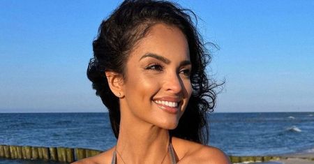 Stanęła na plaży. "Dół" bikini robi cuda z sylwetką