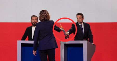 On ją schował, ona mu ją zabrała. Niespodziewany ruch