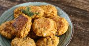 Kotlety z grochu z kaszą bulgur i surówką z kapusty pekińskiej