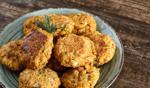 Kotlety z grochu z kaszą bulgur i surówką z kapusty pekińskiej