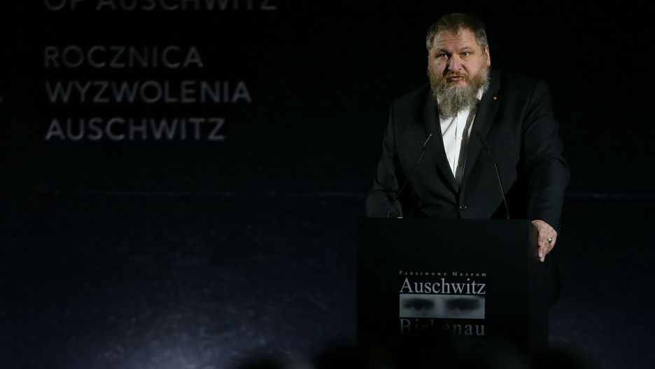 Oświęcim, 27.01.2024. Dyrektor Państwowego Muzeum Auschwitz-Birkenau Piotr Cywiński podczas uroczystości w Muzeum Auschwitz na terenie byłego niemieckiego nazistowskiego obozu koncentracyjnego i zagłady Auschwitz-Birkenau w Oświęcimiu, 27 bm., w dniu obchodów 79. rocznicy wyzwolenia obozu. 27 stycznia obchodzony jest Międzynarodowy Dzień Pamięci o Ofiarach Holokaustu. (sko) PAP/Jarek Praszkiewicz