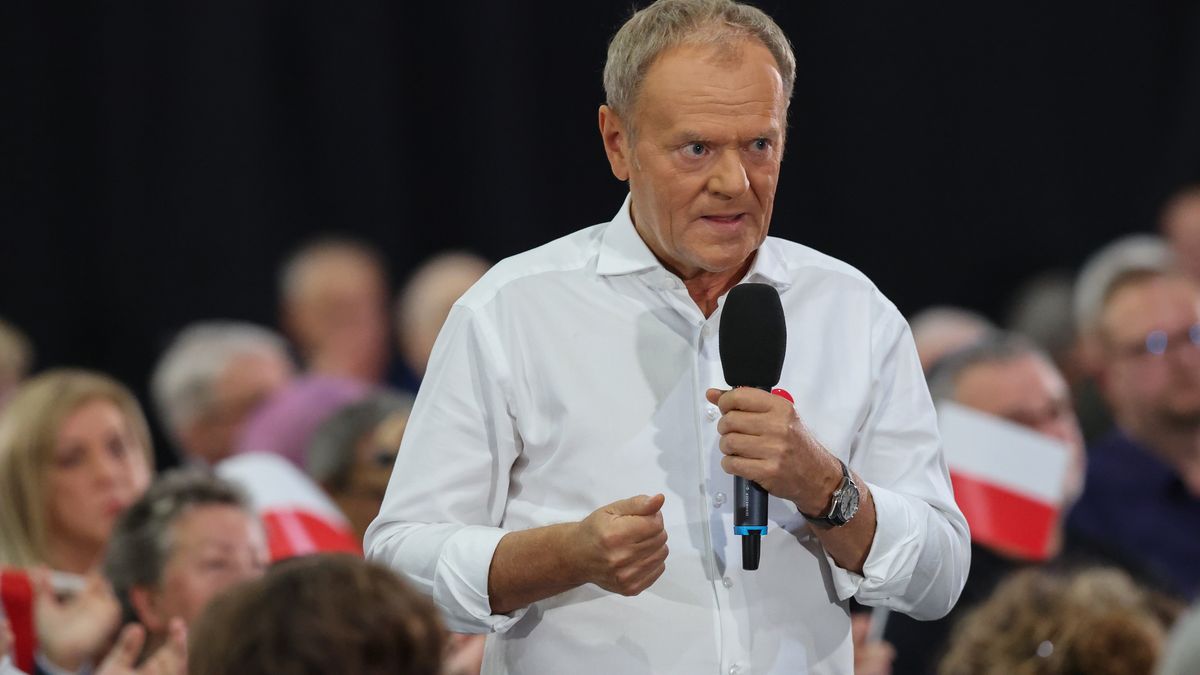 Donald Tusk
Piotrk�w Trybunalski, 15.10.2025. Premier RP Donald Tusk przemawia podczas otwartego spotkania z mieszka�cami w siedzibie Zespo�u Szk� Ponadpodstawowych nr 4. w Piotrkowie Trybunalskim, 15 bm. (aldg) PAP/Marian Zubrzycki
Marian Zubrzycki
donald tusk, mieskza�cy, otwarte, polityk polityka, premier, spotkanie