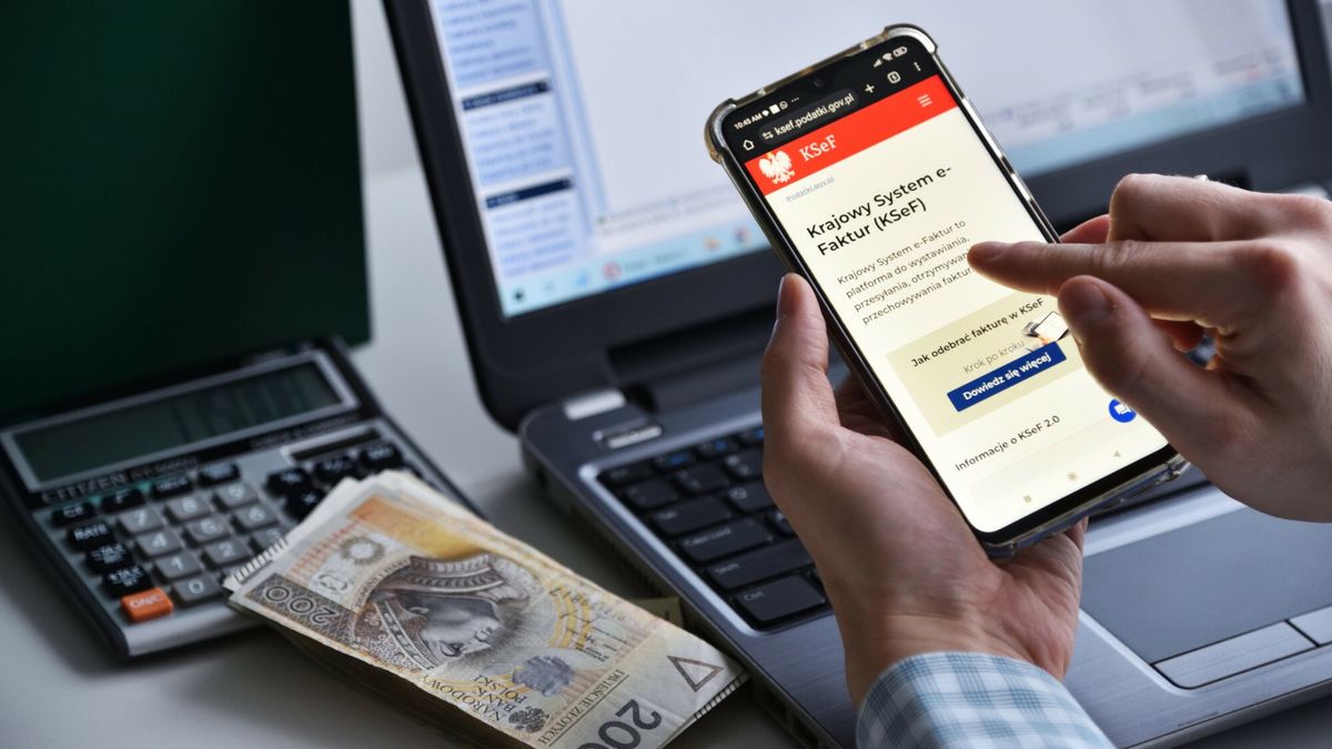 Stock Bart?omiej Magierowski
Fot. Bartlomiej Magierowski/East News. Wroclaw 24.01.2026: Od lutego obowiazkowy system fakturowania elektronicznego KSEF. N/z: smartfon, laptop  i strona KSEF, logowanie KSEF.
Bartlomiej Magierowski