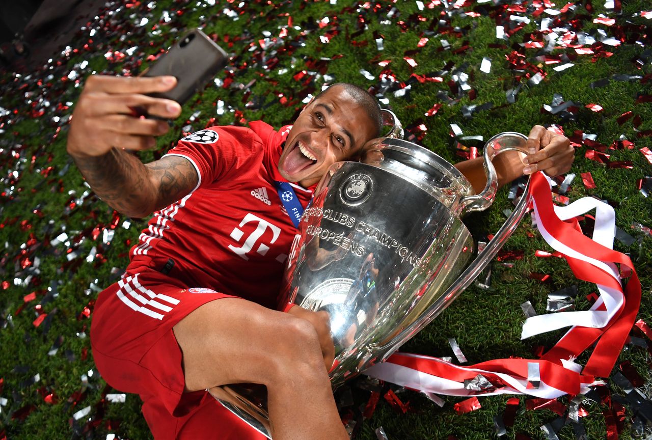 Thiago Alcantara robi selfie z pucharem Ligi Mistrzów. (Michael Regan)