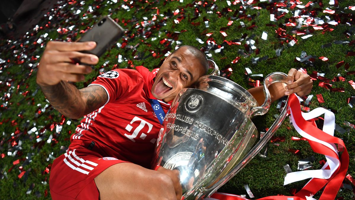 Zdjęcie dnia. Selfie Thiago Alcantary z Pucharem Ligi Mistrzów 1
