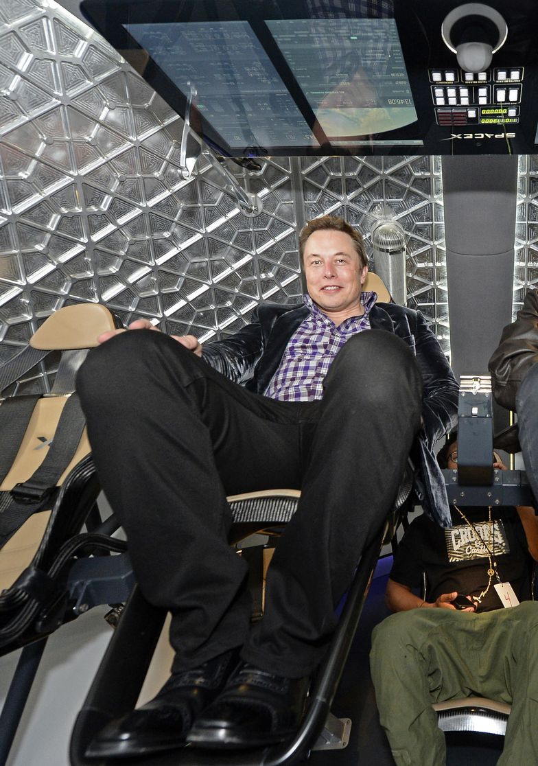 Prezesem Space X jest Elon Musk, miliarder i wizjoner.