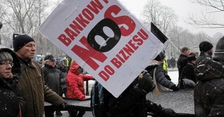 Frankowicze pozywają banki, ale w porównaniu z zadłużonymi w złotówkach i tak są mocno do przodu