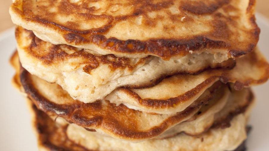 Placki twarogowe to doskonały pomysł na śniadanie, lekki lunch czy podwieczorek
