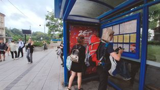 Komunikacyjna "niespodzianka" dla pasażerów w Krakowie. Tu przyjeżdża tramwaj, a tam jest rozkład. ZTP odpowiada: analizujemy, sprawdzamy
