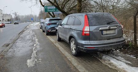 Przyjechali na niedzielną mszę świętą. Kierowcy z chodnika zrobili sobie parking