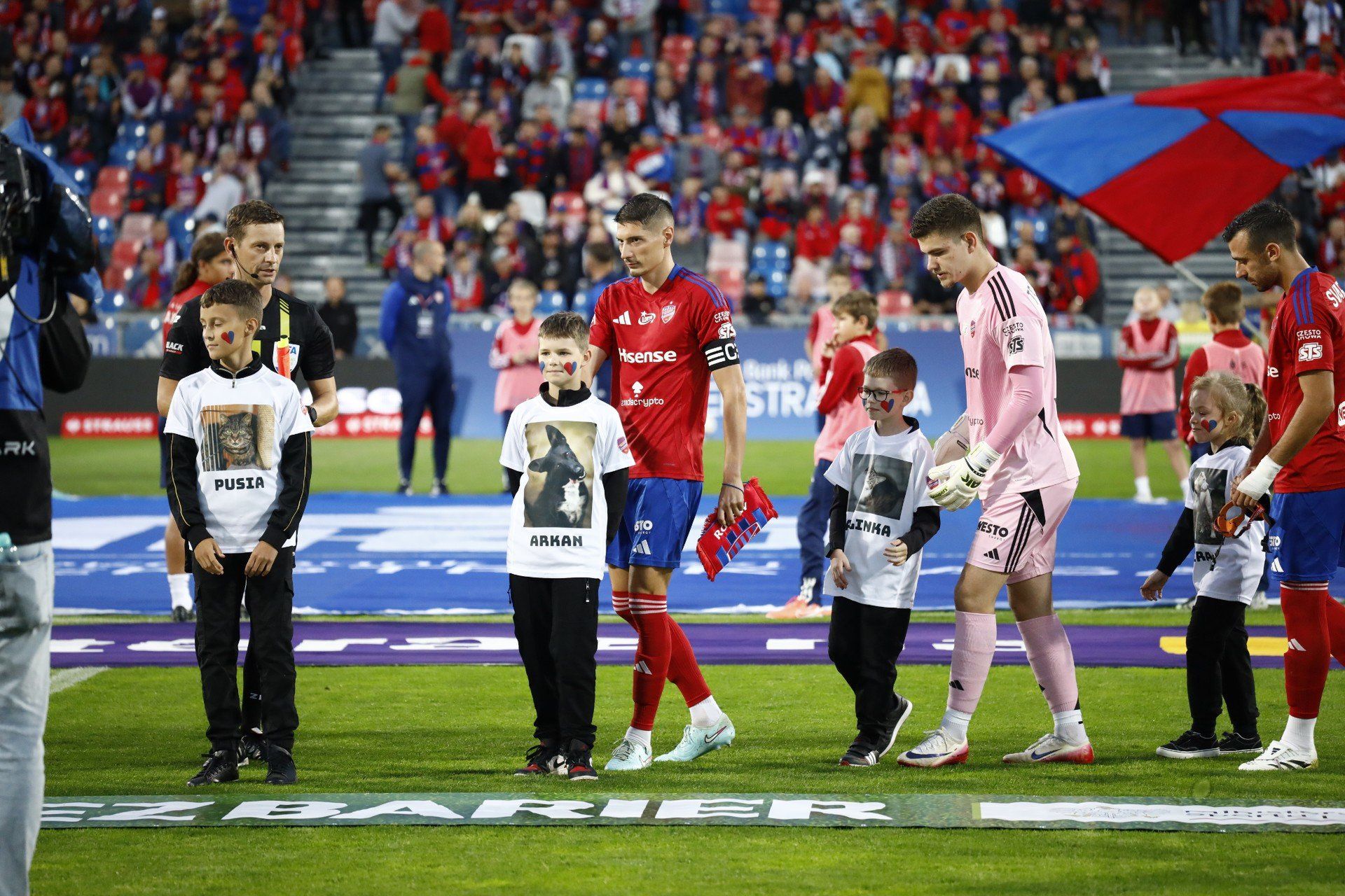Dziecięca eskorta w specjalnych koszulkach na meczu Raków Częstochowa - Górnik Zabrze