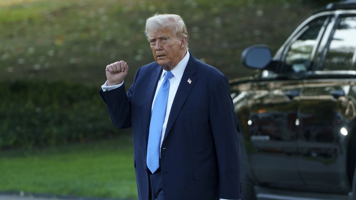 US President Donald Trump gestures as he is set to board Marine One at White House, Washington, DC, USA, 22 September 2025. Trump is due to arrive in New York to attend events around the United Nations General Assembly. EPA/WILL OLIVER Dostawca: PAP/EPA.