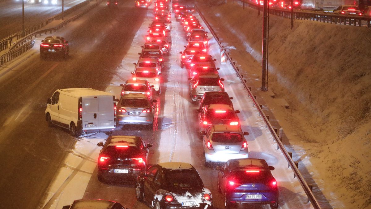 Warszawa, 15.01.2024. Utrudnienia komunikacyjne po intensywnych opadach śniegu w Warszawie, 15 bm. Opady śniegu i deszczu ze śniegiem występują na terenie całego kraju. Zgodnie z prognozą podaną w poniedziałkowym komunikacie GDDKiA lokalnie mogą pojawiać się zawieje i zamiecie śnieżne. (amb) PAP/Albert Zawada
