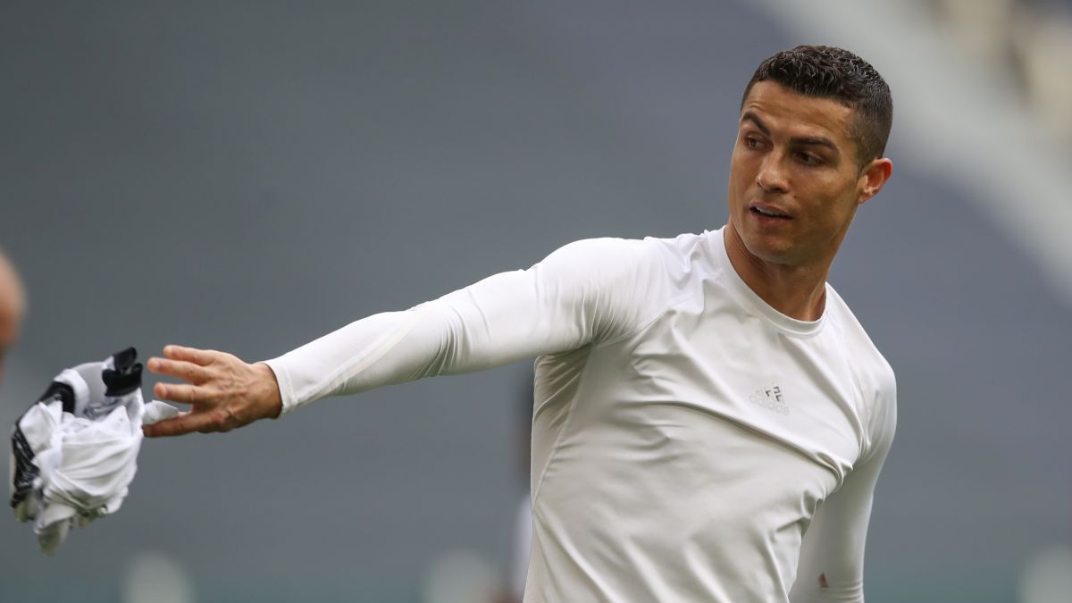 Cristiano Ronaldo wyrzuca koszulkę po meczu Juventus - Genoa