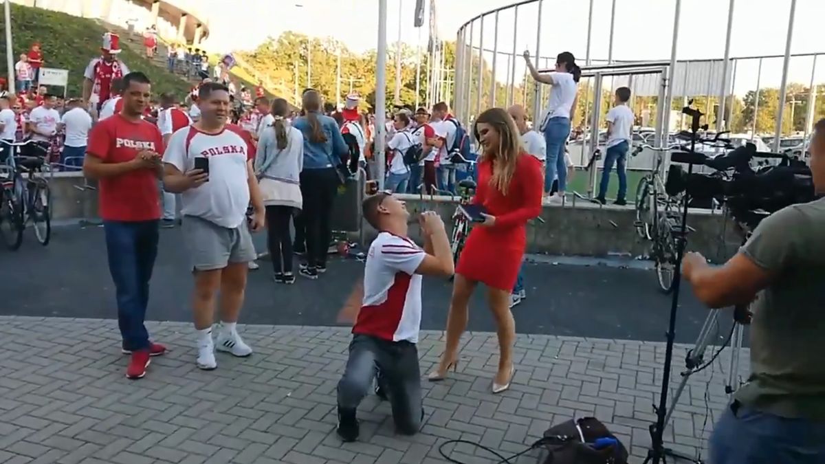 Zdjęcie okładkowe artykułu: Twitter / Marek Żochowski / Jeden z kibiców padł na kolana przed dziennikarką TVP Sport