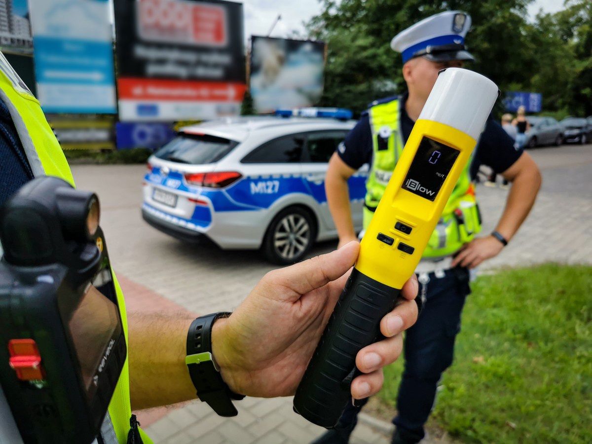 Alkomat przesiewowy budzi grozę, ale nie jest dokładny. Ma za zadanie jedynie dosiać kierowców trzeźwych od tych z podejrzanych o spożycie. Wystarczy użyć perfum, by nieświadomie oszukać urządzenie. Badanie alkomatem z ustnikiem jest już miarodajne