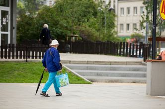 Zadłużeni emeryci w pułapce. Komornik zabierze niemal wszystko, co zarobili