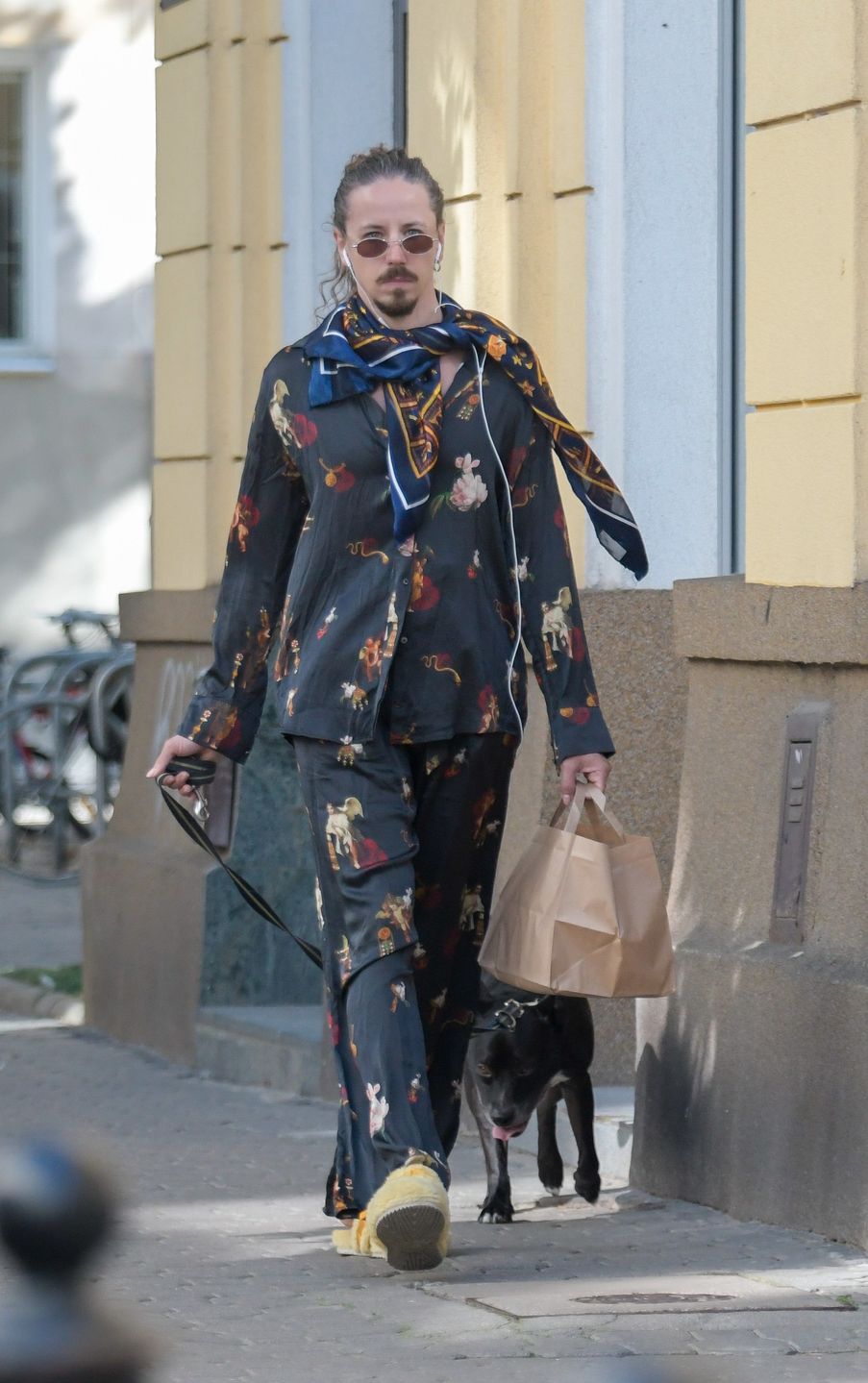 Michał Szpak przemierza stolicę w barokowej piżamie 