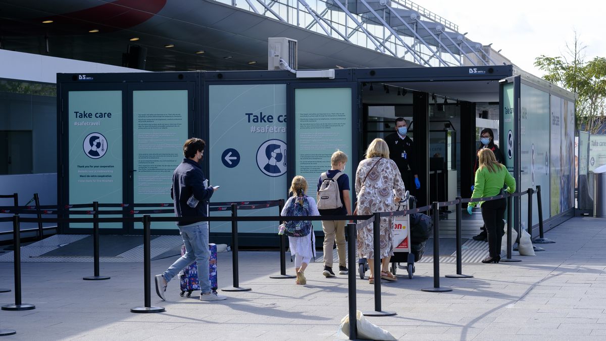 ZAVENTEM, FLEMISH REGION, BELGIUM - JULY 29 : Passengers queue to do a health test before entering the Brussels airport on July 29, 2020 in Zaventem, Belgium. Brussels Airport says it is forbidden to get on a plane with a fever over 38 ° Celsius (100.4 ° Fahrenheit). (Photo by Thierry Monasse/Getty Images)