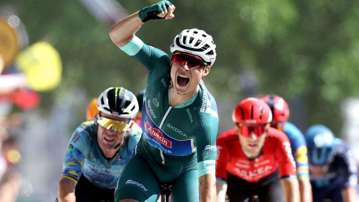 PAP/EPA / MARTIN DIVISEK  / Na zdjęciu: Jasper Philipsen (na pierwszym planie), z tyłu: Mark Cavendish (L) i Biniam Girmay