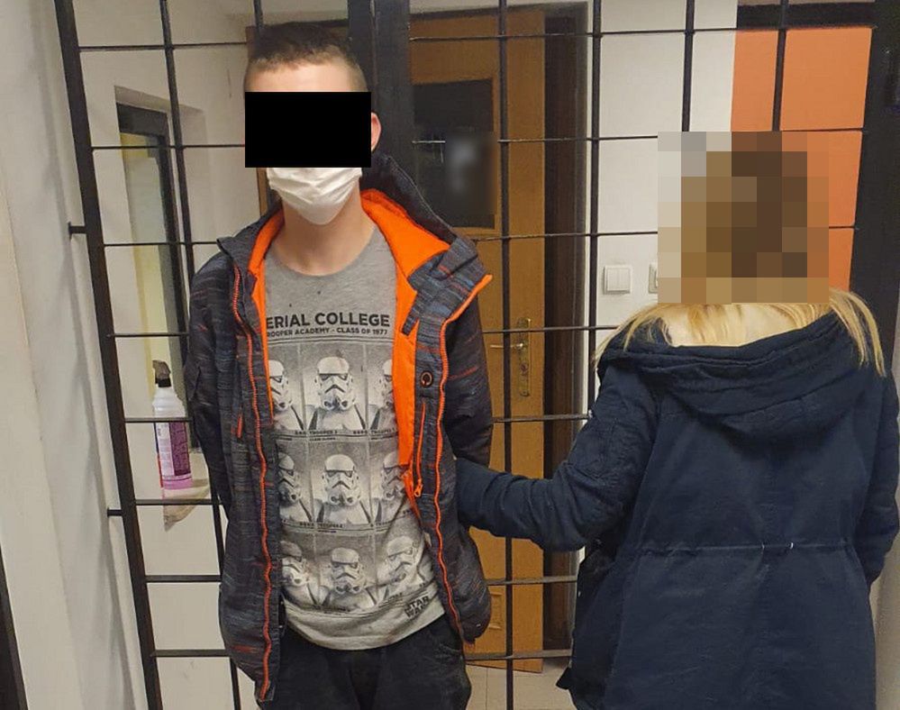 Warszawa. 21-latek dusił, bił pięścią i groził śmiercią partnerce. Jest decyzja sądu
