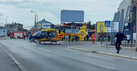 Chorzów. Helikopter LPR lądował w centrum miasta, wyłączone ulice. Zasłabła kobieta