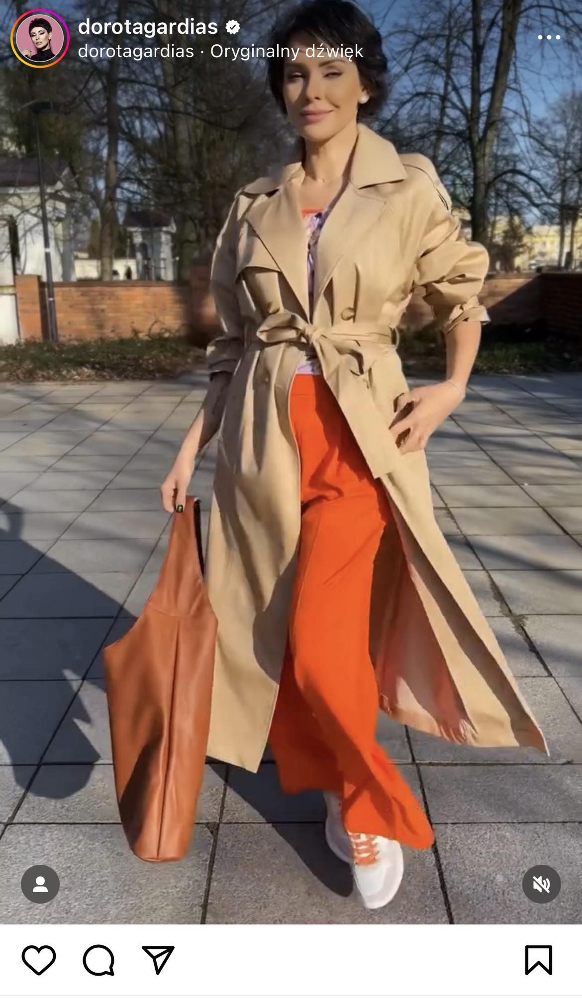 Dorota Gardias w pomarańczowych spodniach 