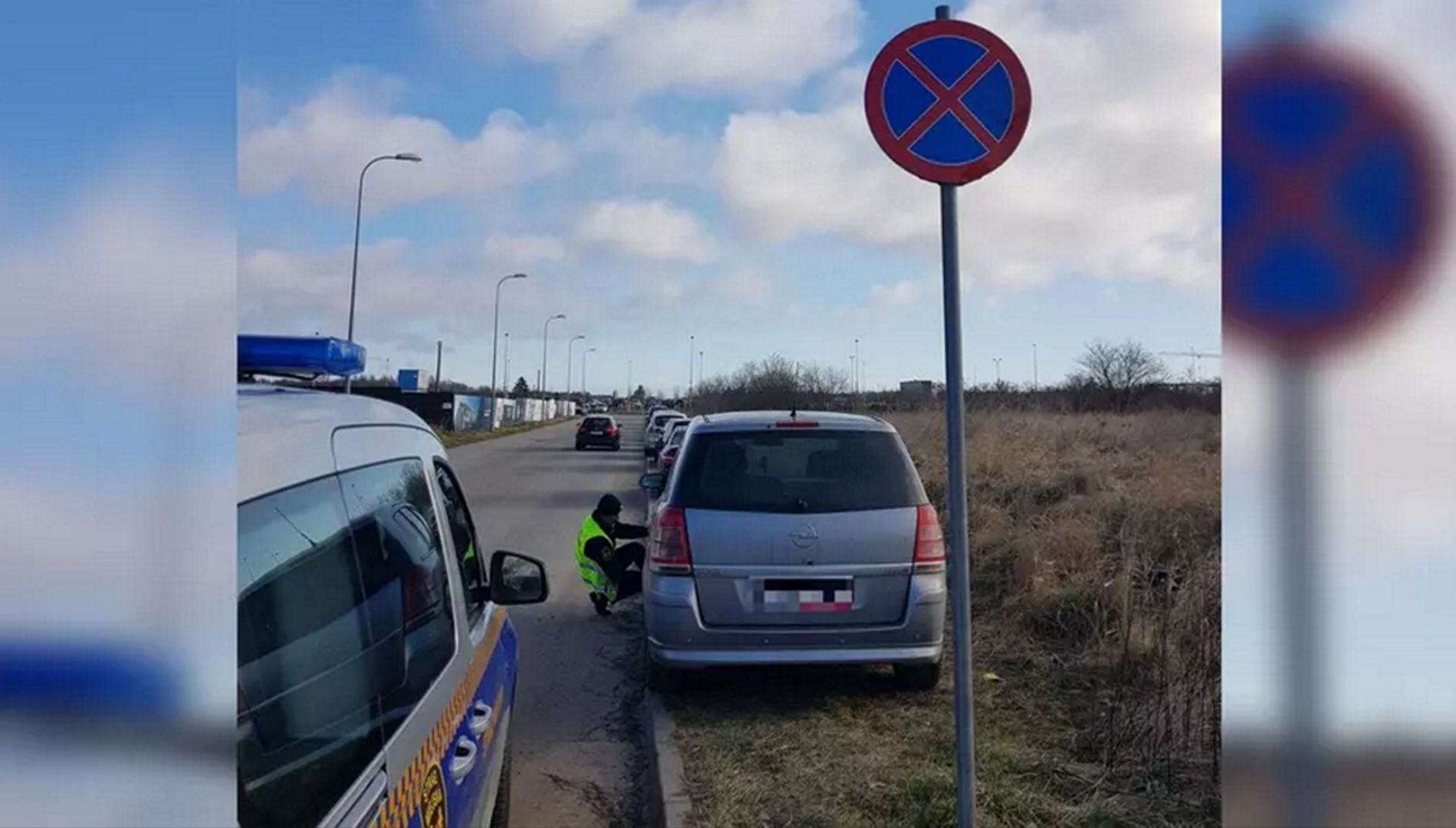 Mieszkańcy wezwali służby. Mundurowi walczą z nielegalnym parkowaniem przy lotnisku