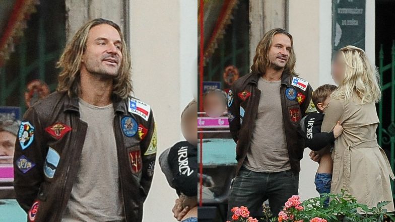 Piotr Stramowski spaceruje i zajada się kebabem