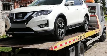 Trzymał kradzione auto na posesji. Policjanci zlikwidowali "dziuplę" samochodową