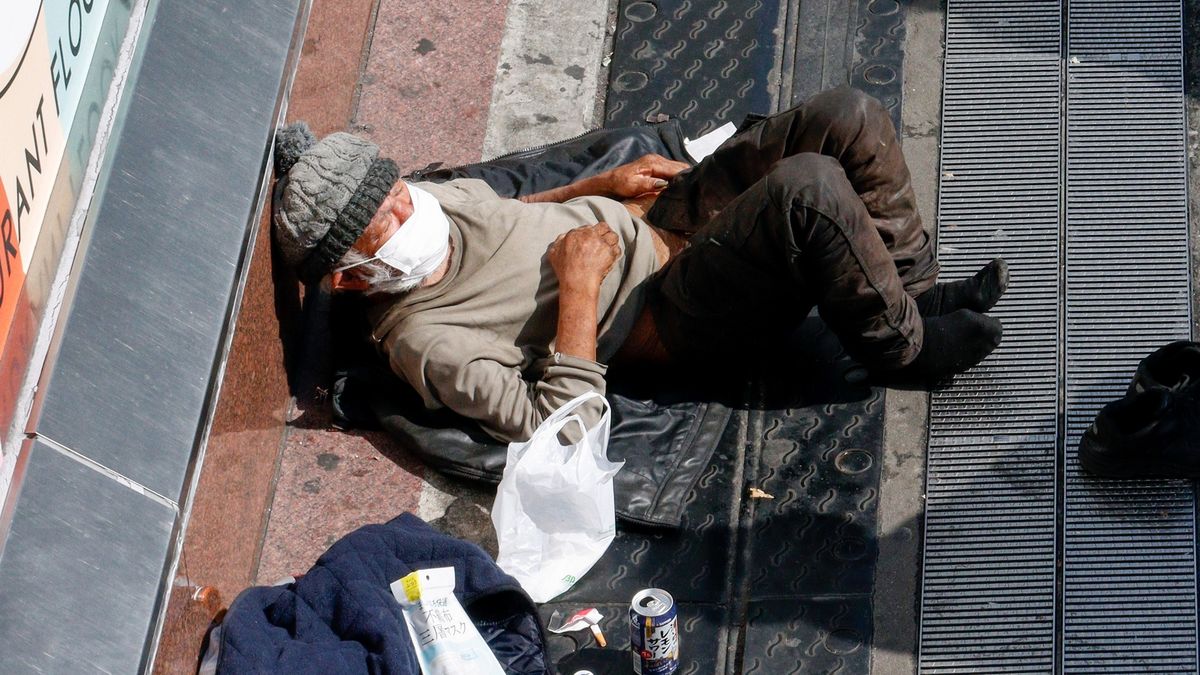 Zdjęcie okładkowe artykułu: Getty Images / James Matsumoto/SOPA Images/LightRocket / Na zdjęciu: bezdomny na jednej z ulic w Tokio