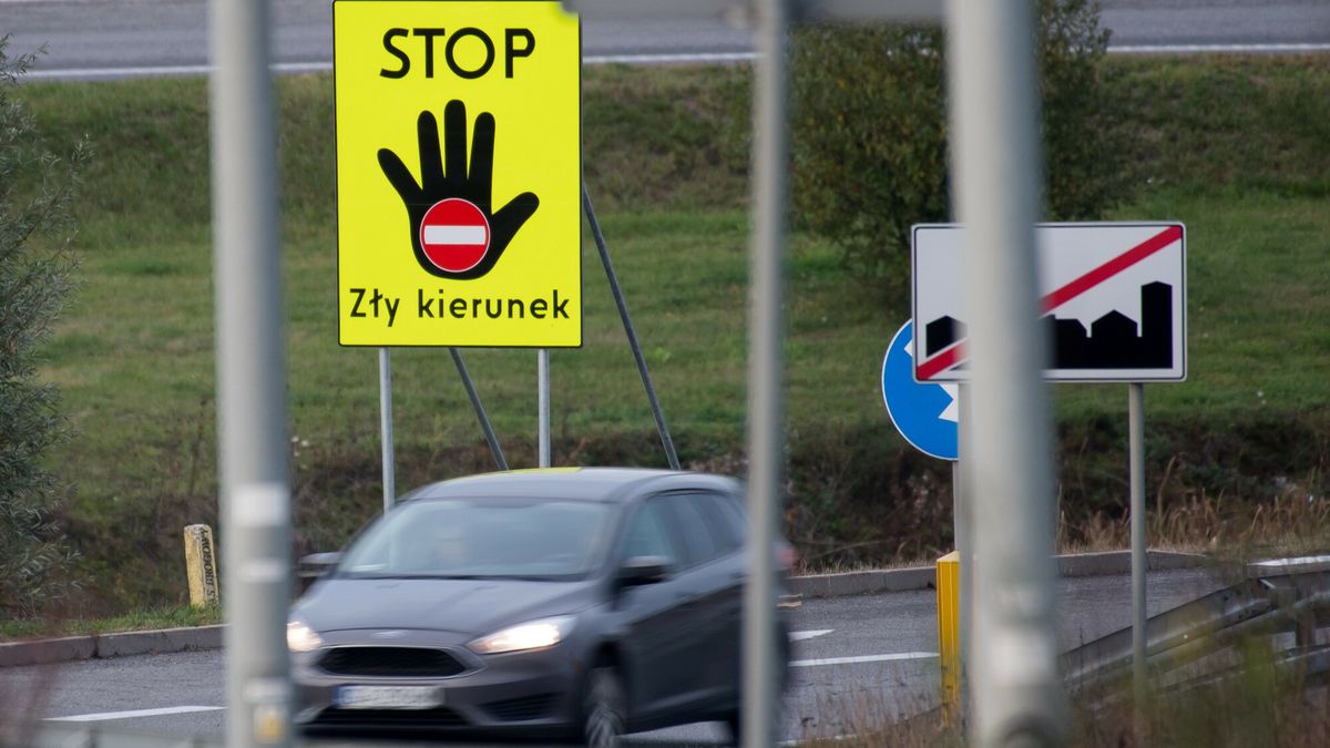 Nowy znak drogowy STOP Z?y kierunek na drogach szybkiego ruchu
05.11.2022 Gdansk Obwodnica Trojmiasta Droga szybskiego ruchu S6 Nowy znak drogowy ostrzegawczy Stop Zly kierunek ustawia Generalna Dyrekcja Drog Krajowych i Autostrad GDDKiA aby ostrzec kierowcow jadacych pod pradFot. Wojciech Strozyk/REPORTER
Wojciech Strozyk/REPORTER