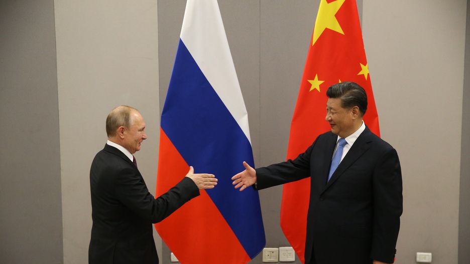 Prezydent Rosji Władimir Putin i chiński prezydent Xi Jinping wydali oświadczenie, według którego więzi między krajami "nie mają granic"  (Photo by Mikhail Svetlov/Getty Images)
