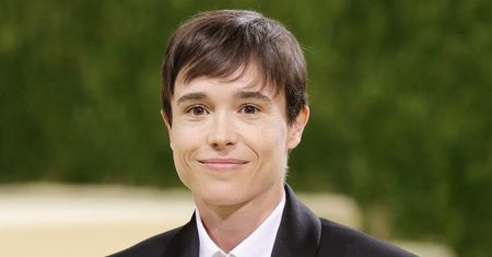 Elliot Page pozuje przed lustrem bez koszulki. Internauci: "OMG! Telefon wypadł mi z ręki..." (FOTO)